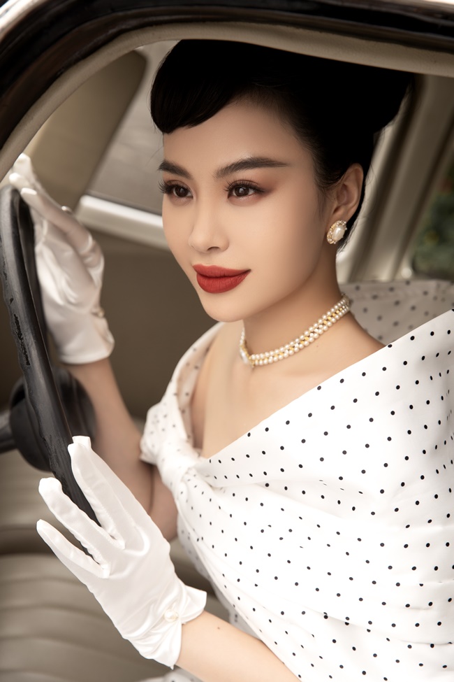ca-si-hoang-tam-anh-mo-hang-nam-moi-2025-bang-album-vol7-showbiz