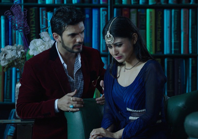 Mouni-Roy-4