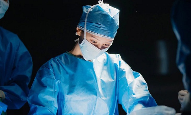 doctor-x-dan-dau-netflix-toan-cau-bat-chap-tranh-cai-sai-lech-y-khoa