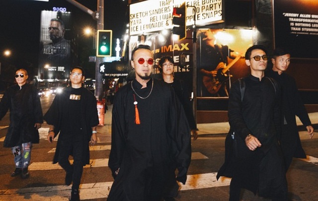 ban-nhac-rock-dau-tien-cua-viet-nam-duoc-bieu-dien-tai-hollywood