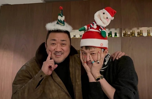 G-DRAGON đón Giáng sinh với Ma Dong Seok, fan bảo 'nhìn cứ tưởng AI'