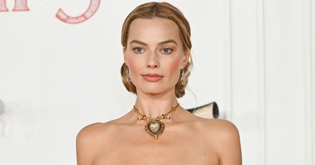 Thời trang thảm đỏ của Margot Robbie gây sốt ở buổi công chiếu Đồi gió hú