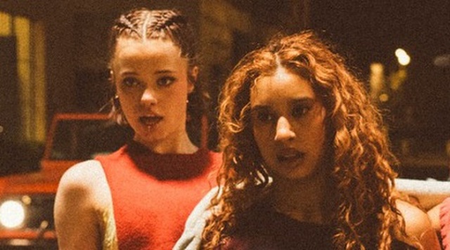 con-gai-angelina-jolie-khien-mang-xa-hoi-day-song-trong-mv-k-pop