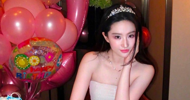 Lưu Diệc Phi diện đầm của nhà thiết kế Việt Phan Huy mừng sinh nhật