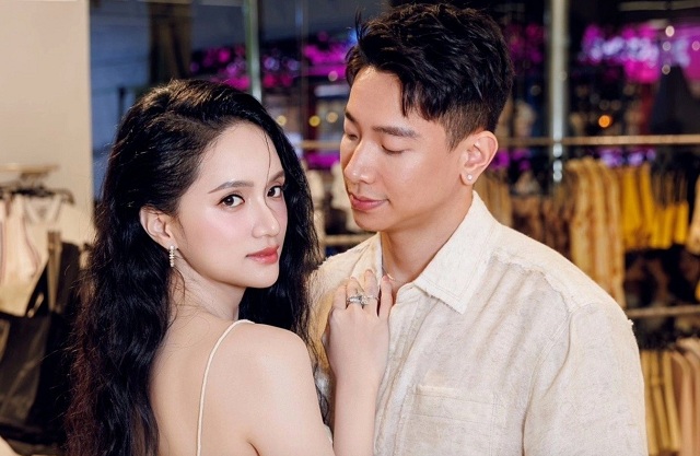 chuyen-tinh-ngot-ngao-cua-hoa-hau-huong-giang-va-ban-trai-tin-don-kem-3-tuoi