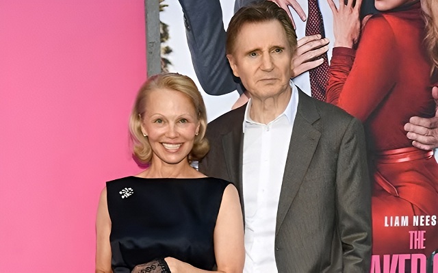 liam-neeson-va-pamela-anderson-cong-khai-hen-ho