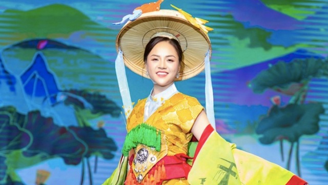 thu-quynh-xuat-hien-voi-dien-mao-la-tren-san-catwalk