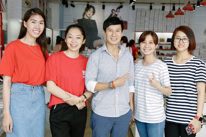 ly-hai-mua-qua-tang-vo-8t3-wshowbiz-2