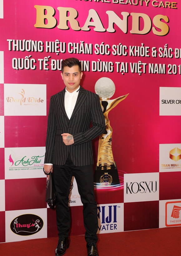 hoc-vien-kevin-le-academy-duoc-vinh-danh-top-10-thuong-hieu-cham-soc-sac-dep-wshowbiz