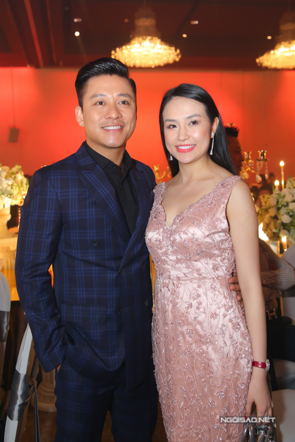 vo-chong-tuan-hung-cung-dan-sao-toi-chuc-mung-lam-vu-wshowbiz