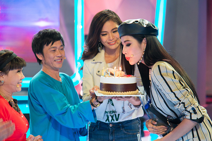 a-hau-hoang-thuy-duoc-hoai-linh-mau-thuy-to-chuc-sinh-nhat-som-wshowbiz-2
