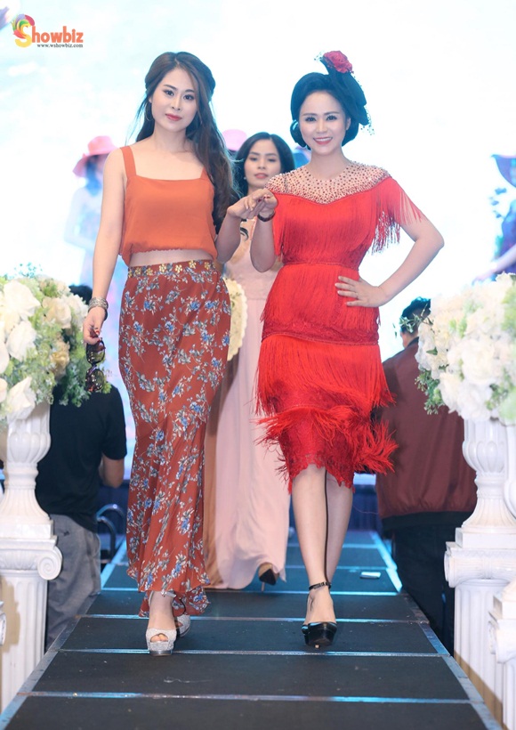 nu-hoang-hoa-hong-bui-thanh-huong-ra-mat-bst-tang-phai-dep-8-3-wshowbiz-12