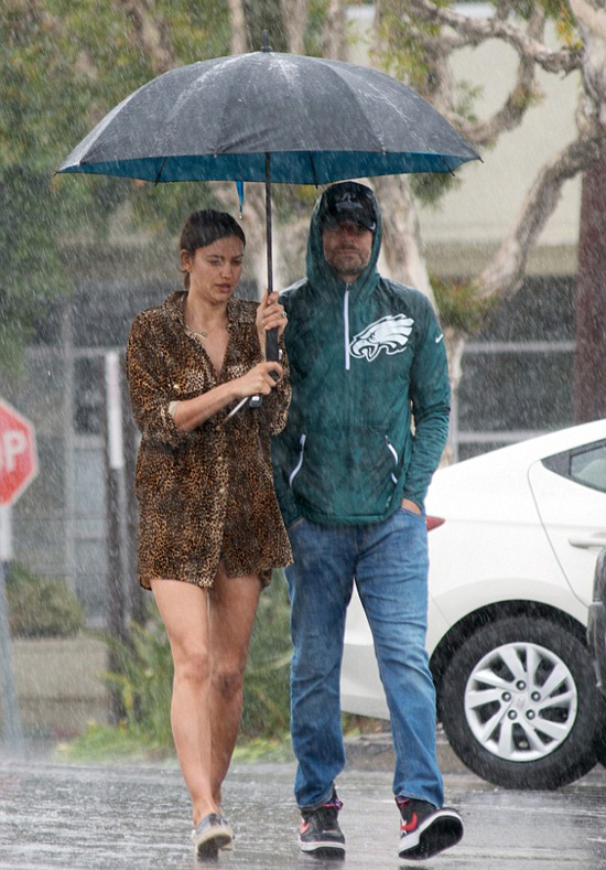 irina-shayk-va-ban-trai-lang-man-duoi-mua-trong-ngay-sinh-nhat-con-gai-wshowbiz
