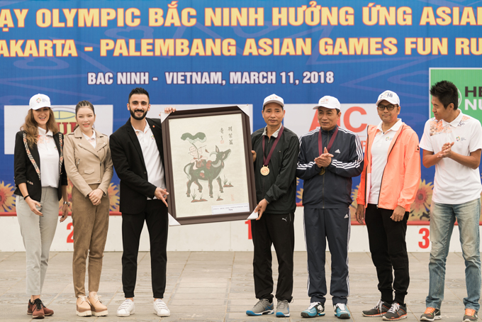 ly-nha-ky-tuoi-cuoi-dung-ban-kem-cho-hoc-sinh-o-bac-ninh-wshowbiz-2
