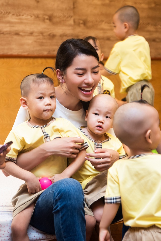top-2-hoa-hau-hoan-vu-viet-nam-2023-trao-qtu-thuoc-cho-emq-den-mai-am-chuc-tu-showbiz-2