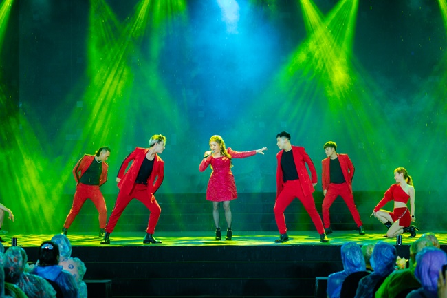 ung-dai-ve-chay-het-minh-tren-san-khau-tinh-hoa-hoi-tu-wshowbiz-10