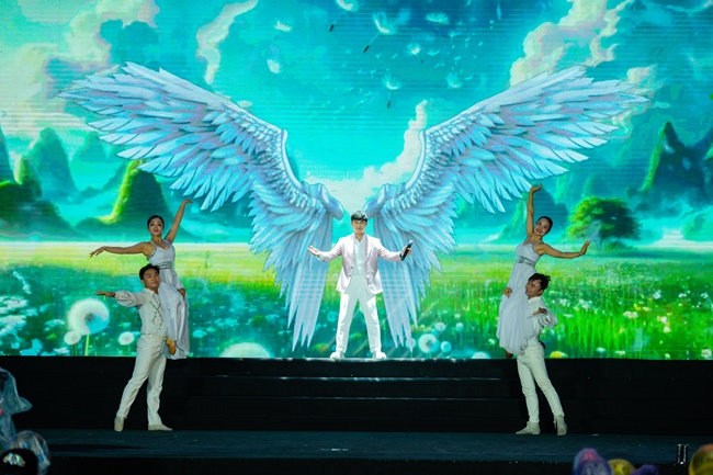 ung-dai-ve-chay-het-minh-tren-san-khau-tinh-hoa-hoi-tu-wshowbiz-11