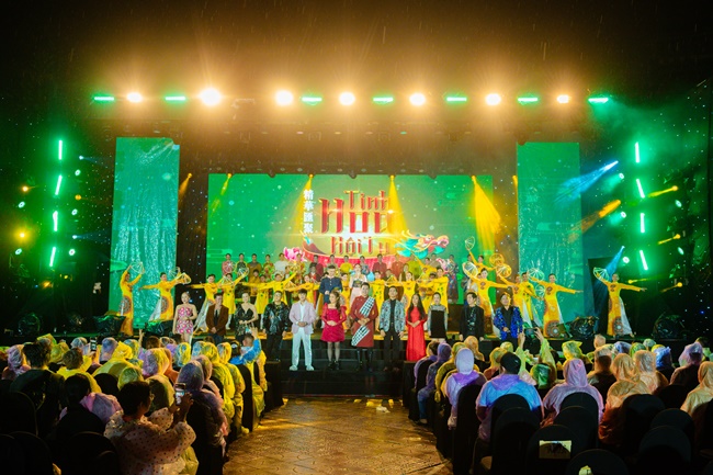 ung-dai-ve-chay-het-minh-tren-san-khau-tinh-hoa-hoi-tu-wshowbiz-13