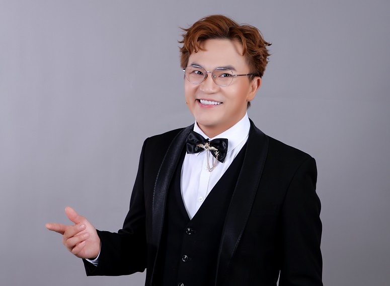 GIAM-KHAO-DAI-NGHIA-showbiz