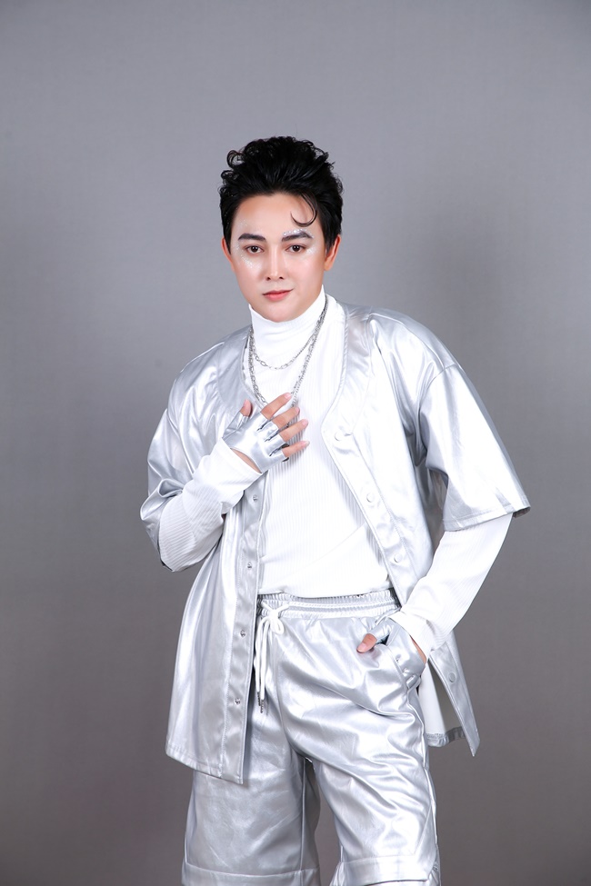 giam-khao-doan-mach-ca-si-toa-sang-sao-doi-bi-kip-de-co-man-trinh-dien-an-tuong-showbiz-3