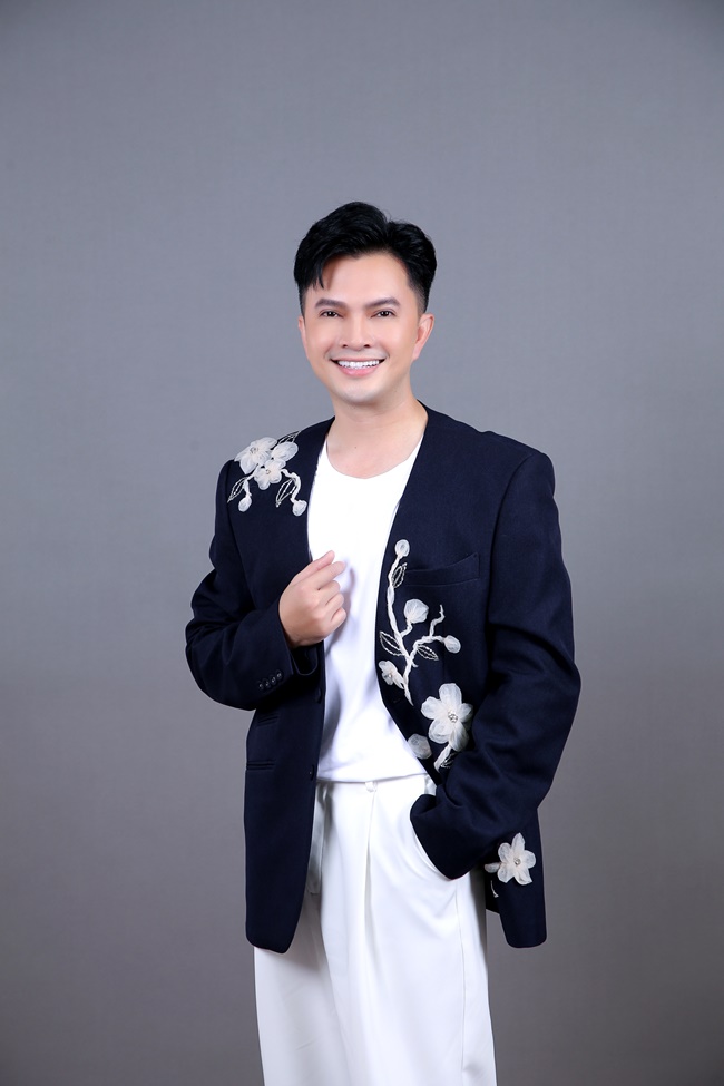 giam-khao-doan-mach-ca-si-toa-sang-sao-doi-bi-kip-de-co-man-trinh-dien-an-tuong-showbiz-8