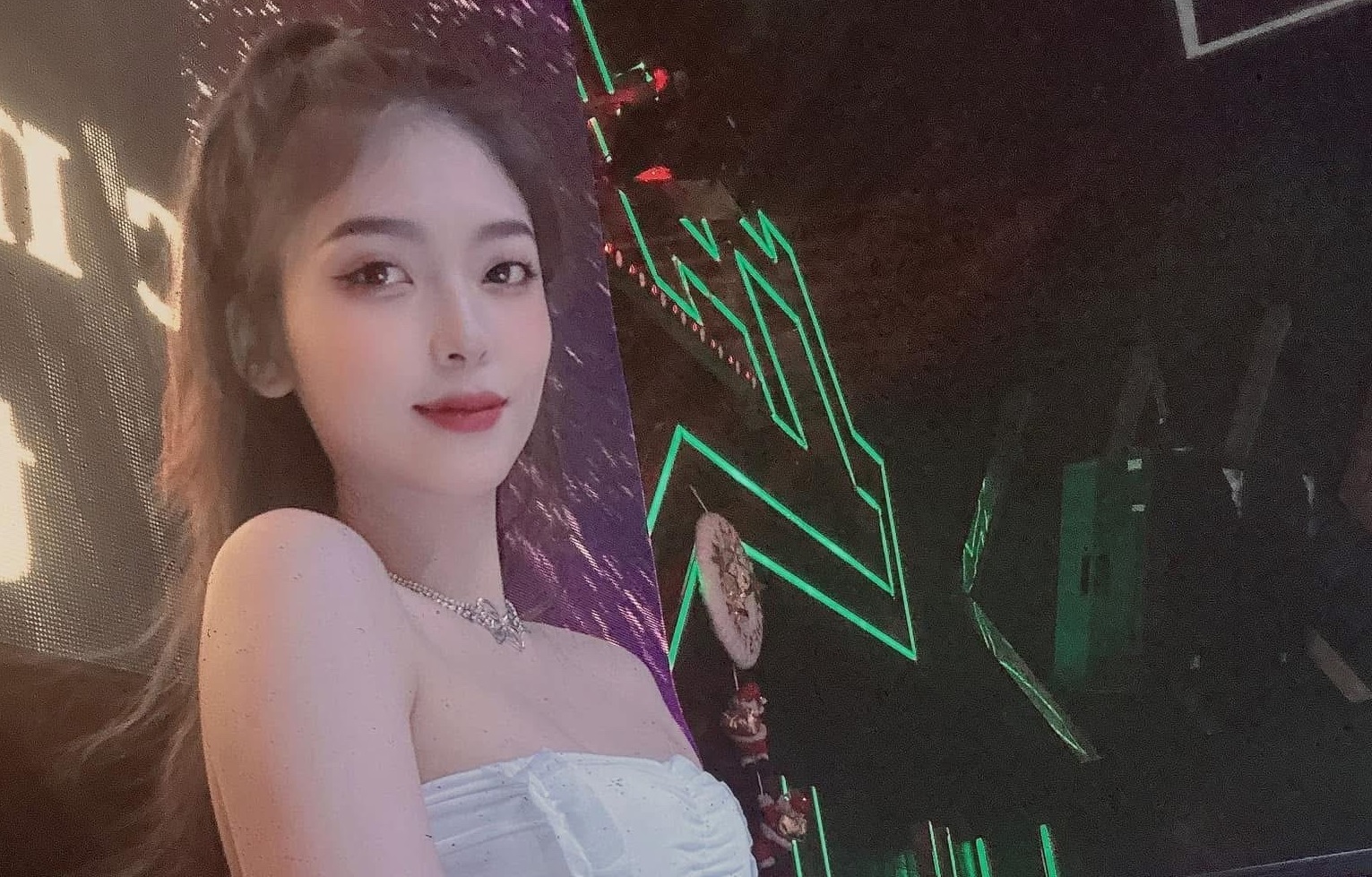 dj-nguyen-hong-doan-doll-duoc-la-chinh-minh-khi-choi-nhac-tren-san-khau-showbiz--haphuong