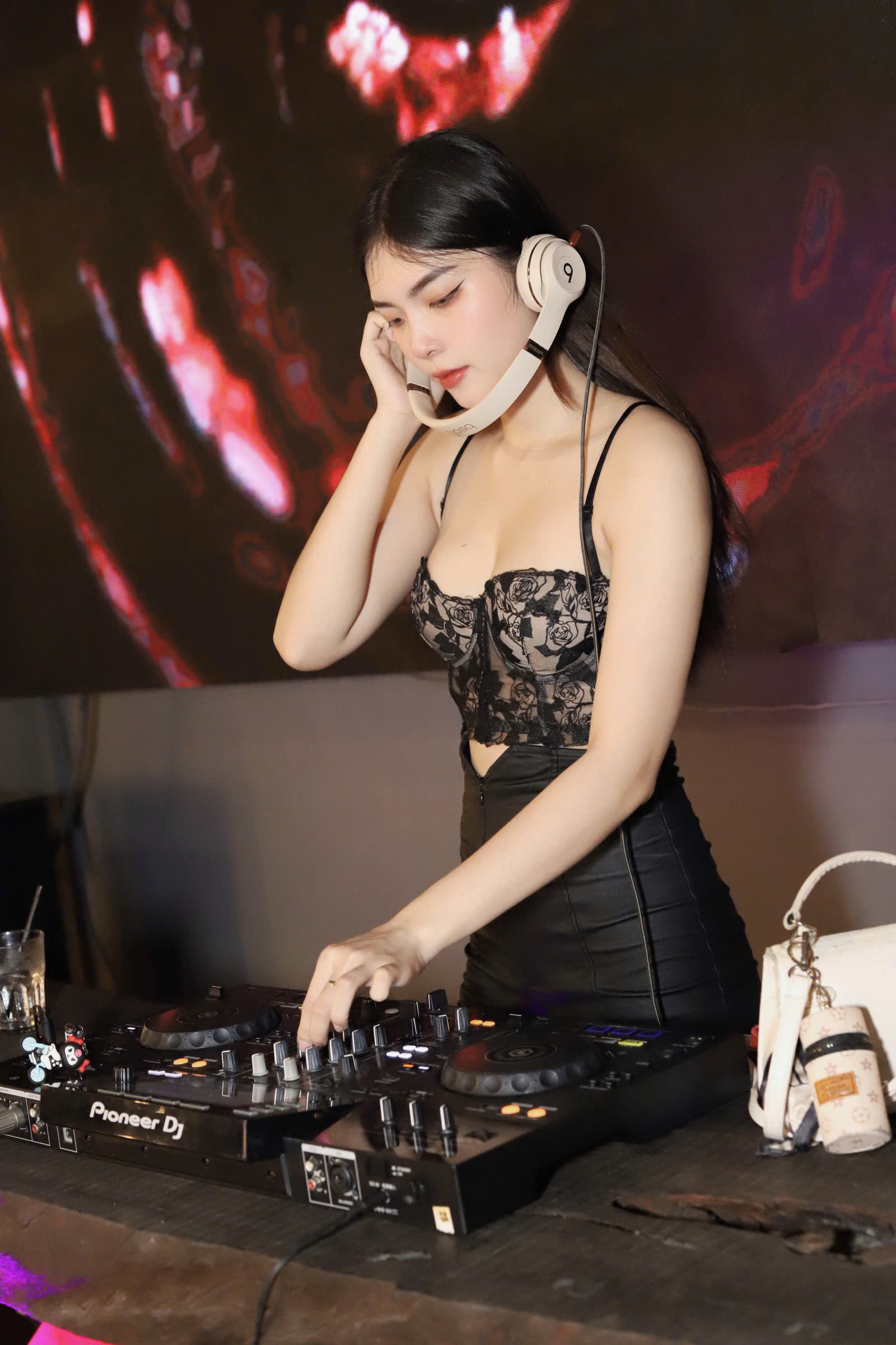 dj-nguyen-hong-doan-doll-duoc-la-chinh-minh-khi-choi-nhac-tren-san-khau-showbiz-2