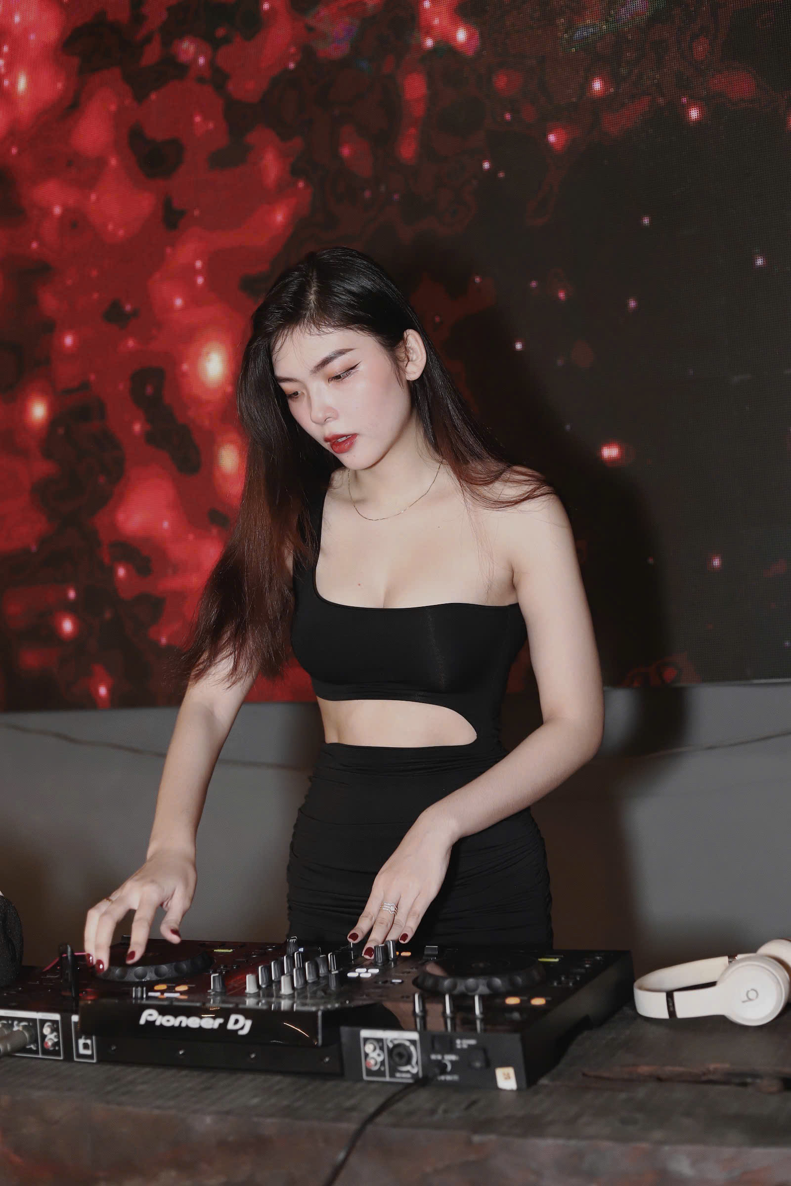 dj-nguyen-hong-doan-doll-duoc-la-chinh-minh-khi-choi-nhac-tren-san-khau-showbiz-3