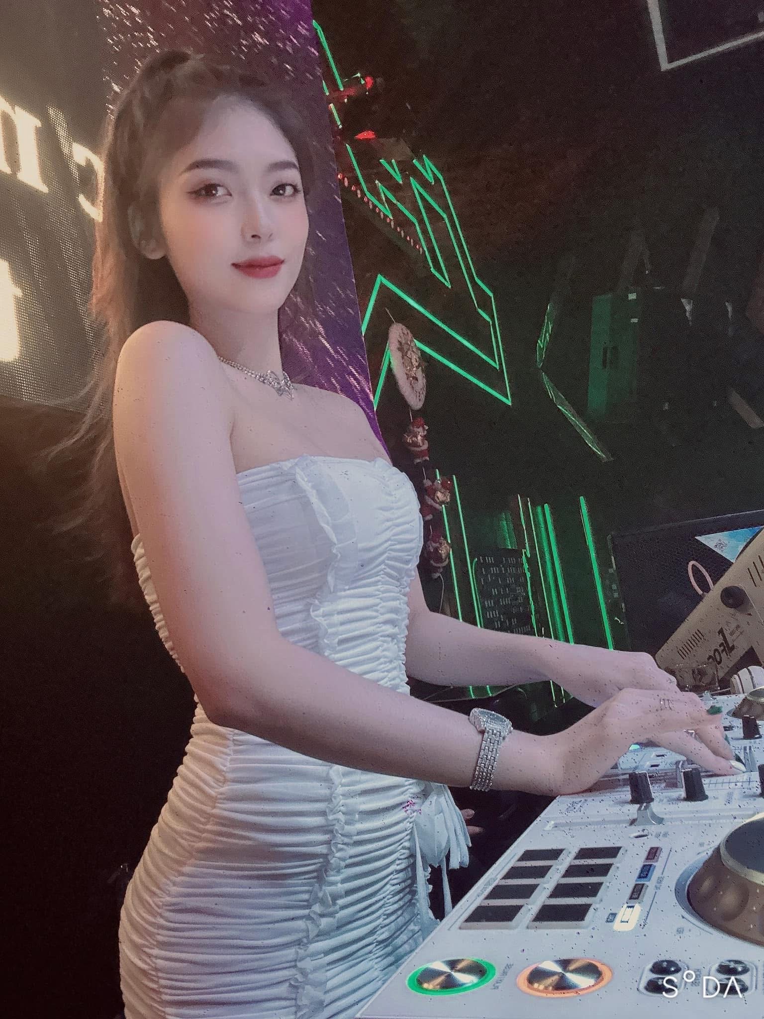 dj-nguyen-hong-doan-doll-duoc-la-chinh-minh-khi-choi-nhac-tren-san-khau-showbiz-5