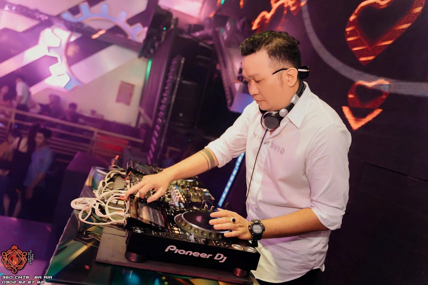 dj-nguyen-hong-doan-doll-duoc-la-chinh-minh-khi-choi-nhac-tren-san-khau-showbiz-8