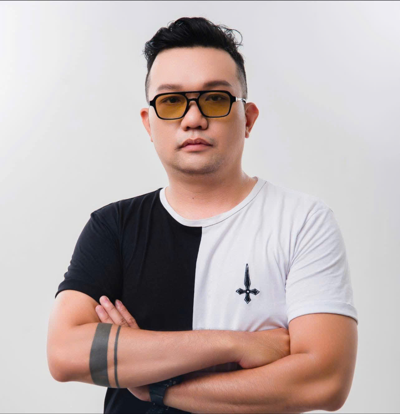 dj-nguyen-hong-doan-doll-duoc-la-chinh-minh-khi-choi-nhac-tren-san-khau-showbiz-9