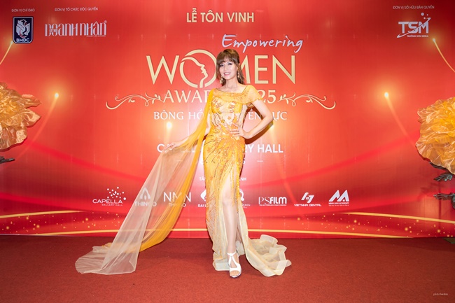 a-hau-bang-chau-hat-va-trao-giai-tai-su-kien-bong-hong-quyen-uc-2025-SHOWBIZ-3