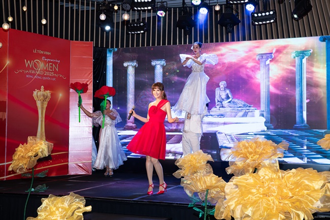 a-hau-bang-chau-hat-va-trao-giai-tai-su-kien-bong-hong-quyen-uc-2025-SHOWBIZ-6