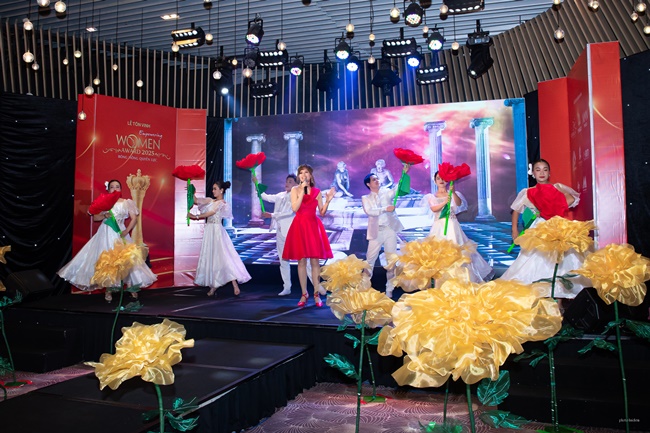 a-hau-bang-chau-hat-va-trao-giai-tai-su-kien-bong-hong-quyen-uc-2025-SHOWBIZ-7