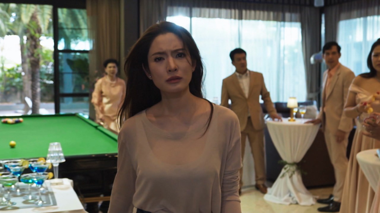 “Ngọc nữ” xứ sở Chùa Vàng vào vai người phụ nữ bị chồng “cắm sừng”, hệt như hoàn cảnh ngoài đời
