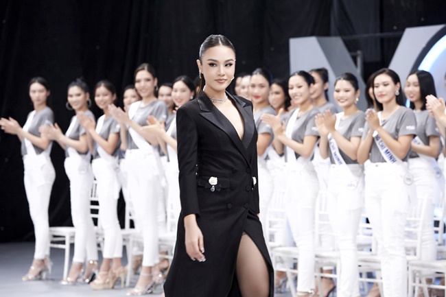 a-hau-mau-thuy-bat-ngo-truoc-su-lot-xac-va-tien-bo-cua-thi-sinh-trong-thu-thach-catwalk-xoay-360-do-SHOWBIZ-15