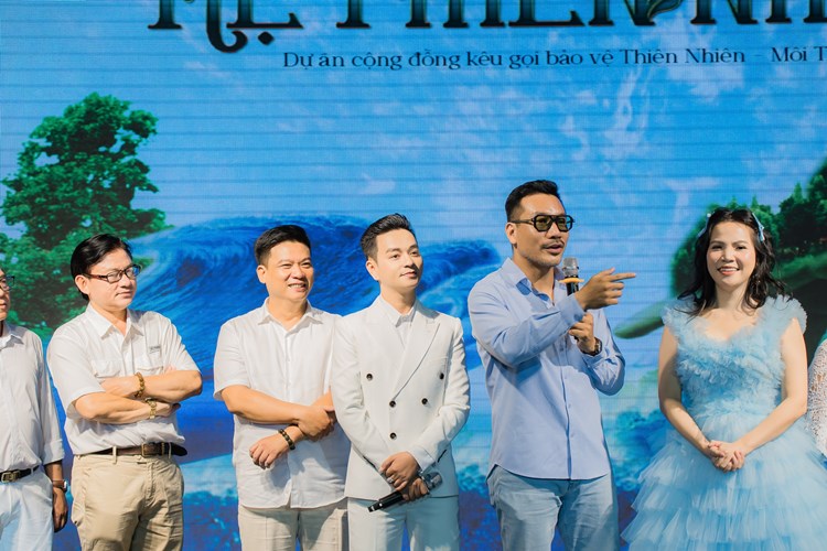 me-thien-nhien-truc-thy-showbiz