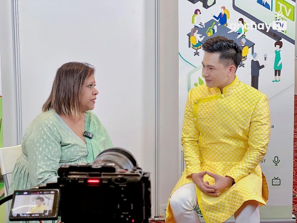 nguyen-hoang-vinh-khoe-trinh-mc-song-ngu-dinh-cao-tai-su-kien-o-malaysia-SHOWBIZ
