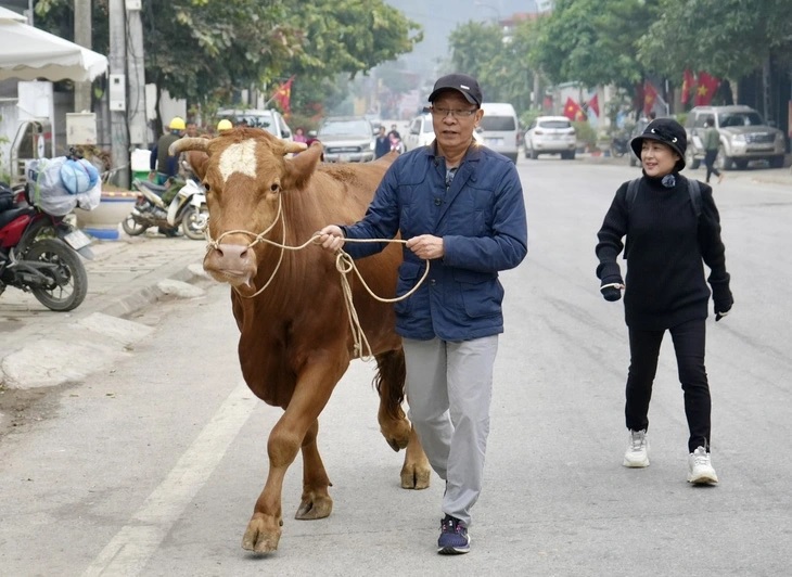 con-bo-ten-lai-van-sam-va-nhung-cau-chuyen-lan-dau-o-co-hen-cung-thanh-xuan-shwobiz