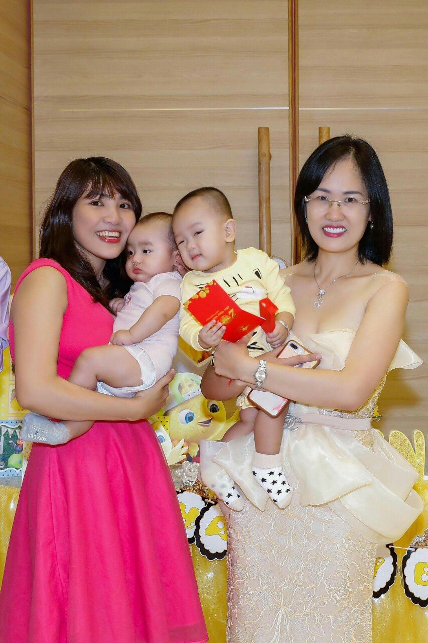 dong-dao-nghe-si-doanh-nhan-viet-den-chuc-mung-thoi-noi-be-minh-khoi-sb