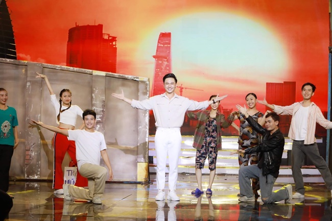 hinh-anh-than-thuoc-cua-sai-gon-qua-cach-dan-cua-mc-hoang-vinh-tai-en-vang-2023-SHOWBIZ-2