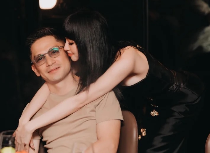 tam-tit-hiem-hoi-khoe-anh-tinh-tu-ben-chong-thieu-gia-showbiz