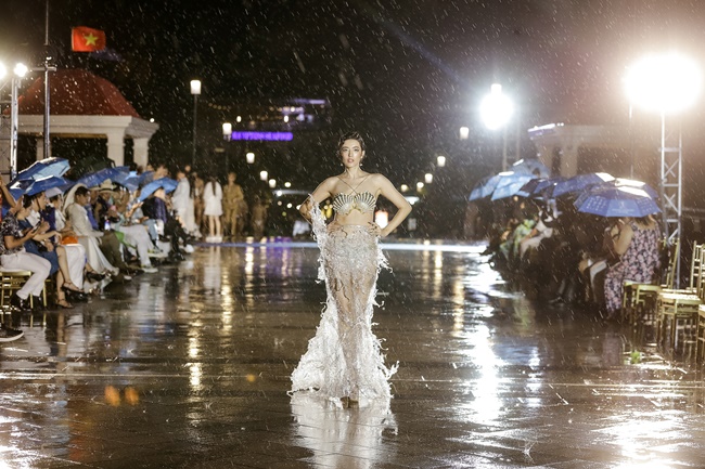 a-hau-hoan-vu-nhat-ban-megumi-wilson-catwalk-cung-dan-thi-sinh-hoa-hau-dai-duong-viet-nam-2023-SHOWBIZ-1