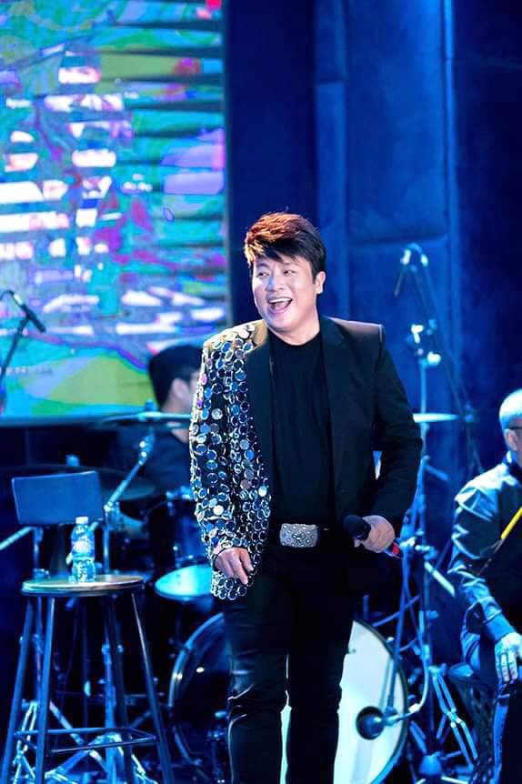 ca-si-gia-huy-chay-het-minh-trong-dem-nhac-mung-sinh-nhat-wshowbiz-1
