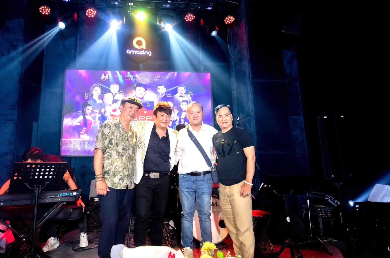 ca-si-gia-huy-chay-het-minh-trong-dem-nhac-mung-sinh-nhat-wshowbiz-11