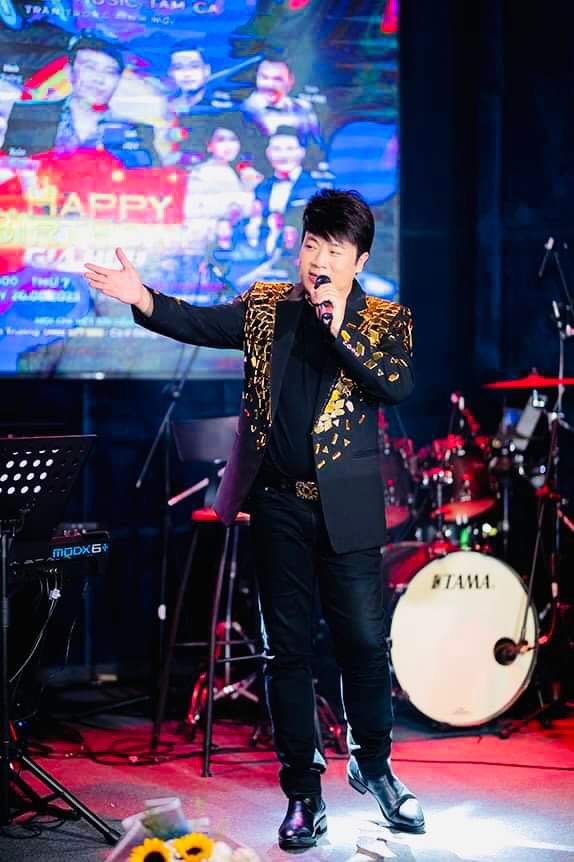 ca-si-gia-huy-chay-het-minh-trong-dem-nhac-mung-sinh-nhat-wshowbiz-8