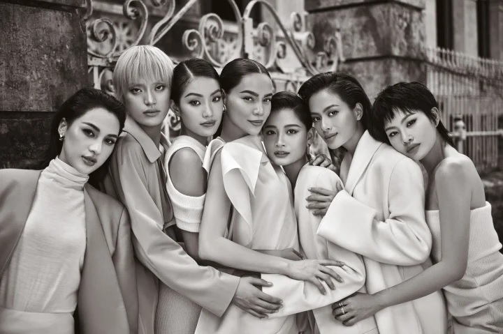 ho-ngoc-ha-dep-kieu-sa-ben-dan-hoc-tro-the-new-mentor-showbiz