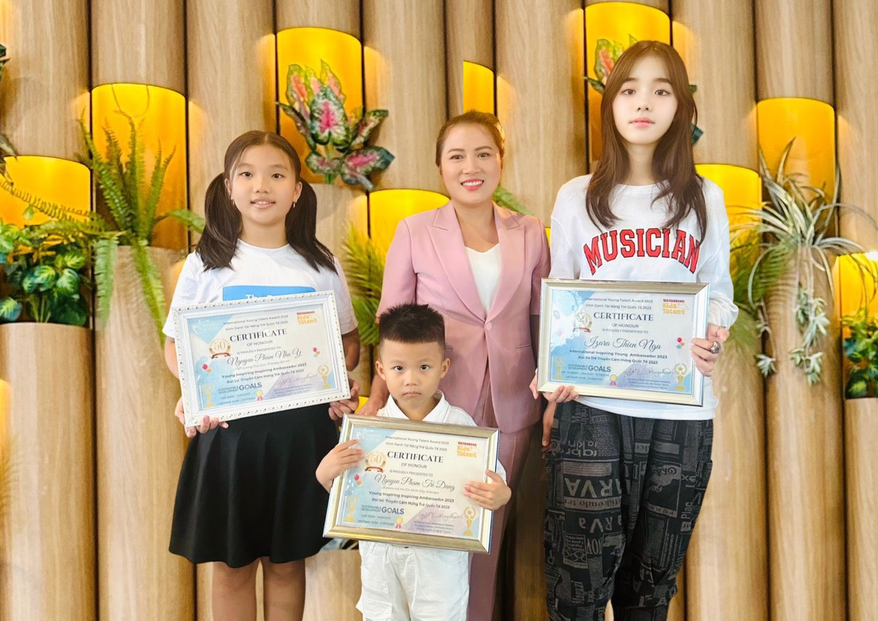 quan-quan-hay-nghe-toi-hat-nhi-2020-hoang-thien-nga-duoc-vinh-danh-dai-su-truyen-cam-hung-2023-showbiz-01