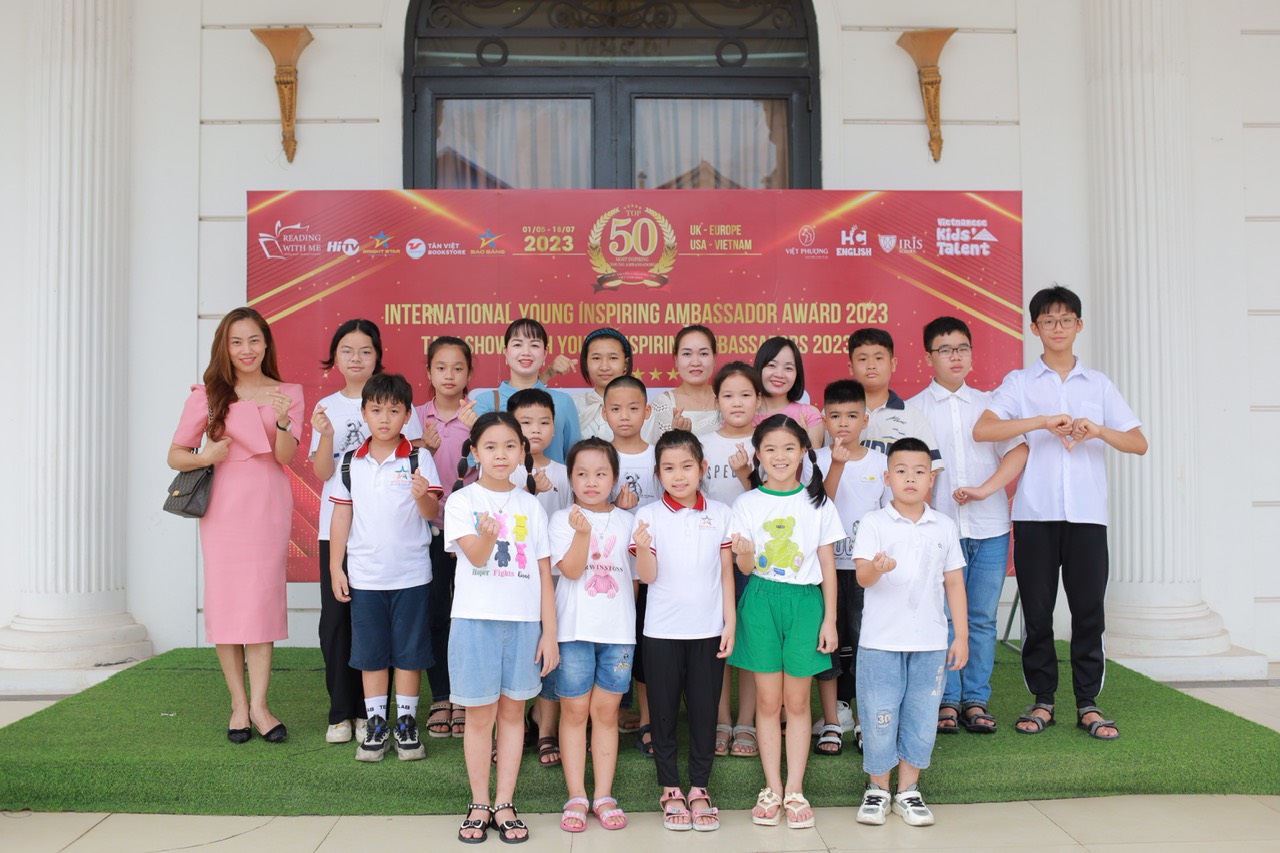quan-quan-hay-nghe-toi-hat-nhi-2020-hoang-thien-nga-duoc-vinh-danh-dai-su-truyen-cam-hung-2023-showbiz-5