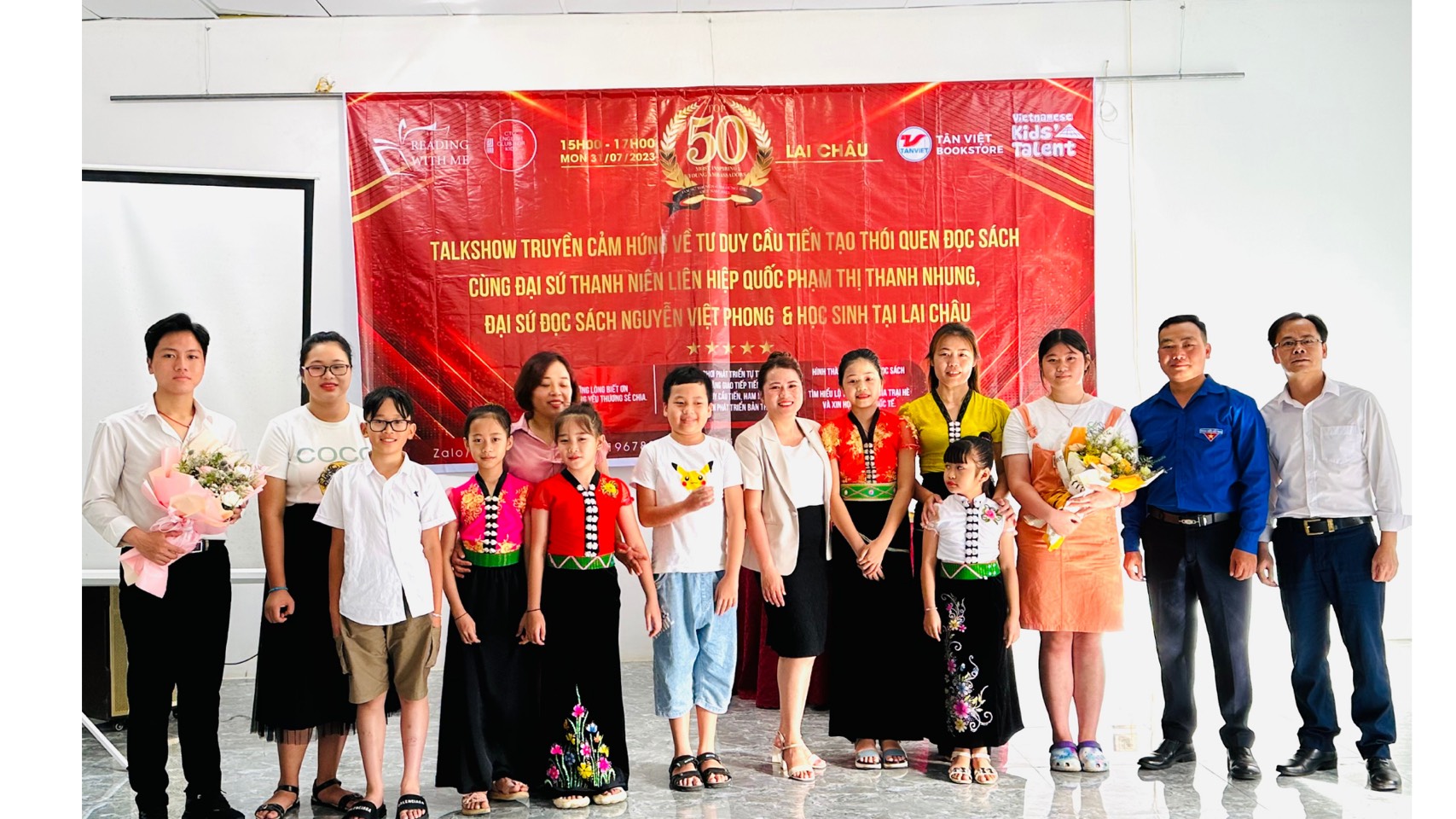 quan-quan-hay-nghe-toi-hat-nhi-2020-hoang-thien-nga-duoc-vinh-danh-dai-su-truyen-cam-hung-2023-showbiz-9